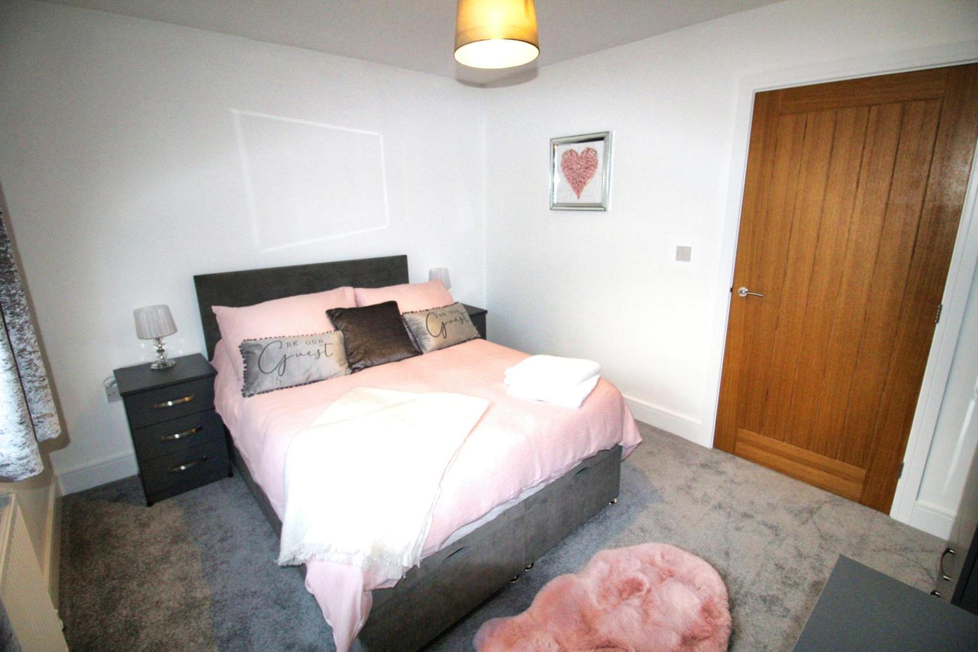 Rotherham - Rawmarsh - Great Customer Feedback - 2 Bed Bungalow - New Build - High End Furnishings - Wheel Chair Accessible - Large Enclosed Garden - Dog Friendly Eksteriør bilde