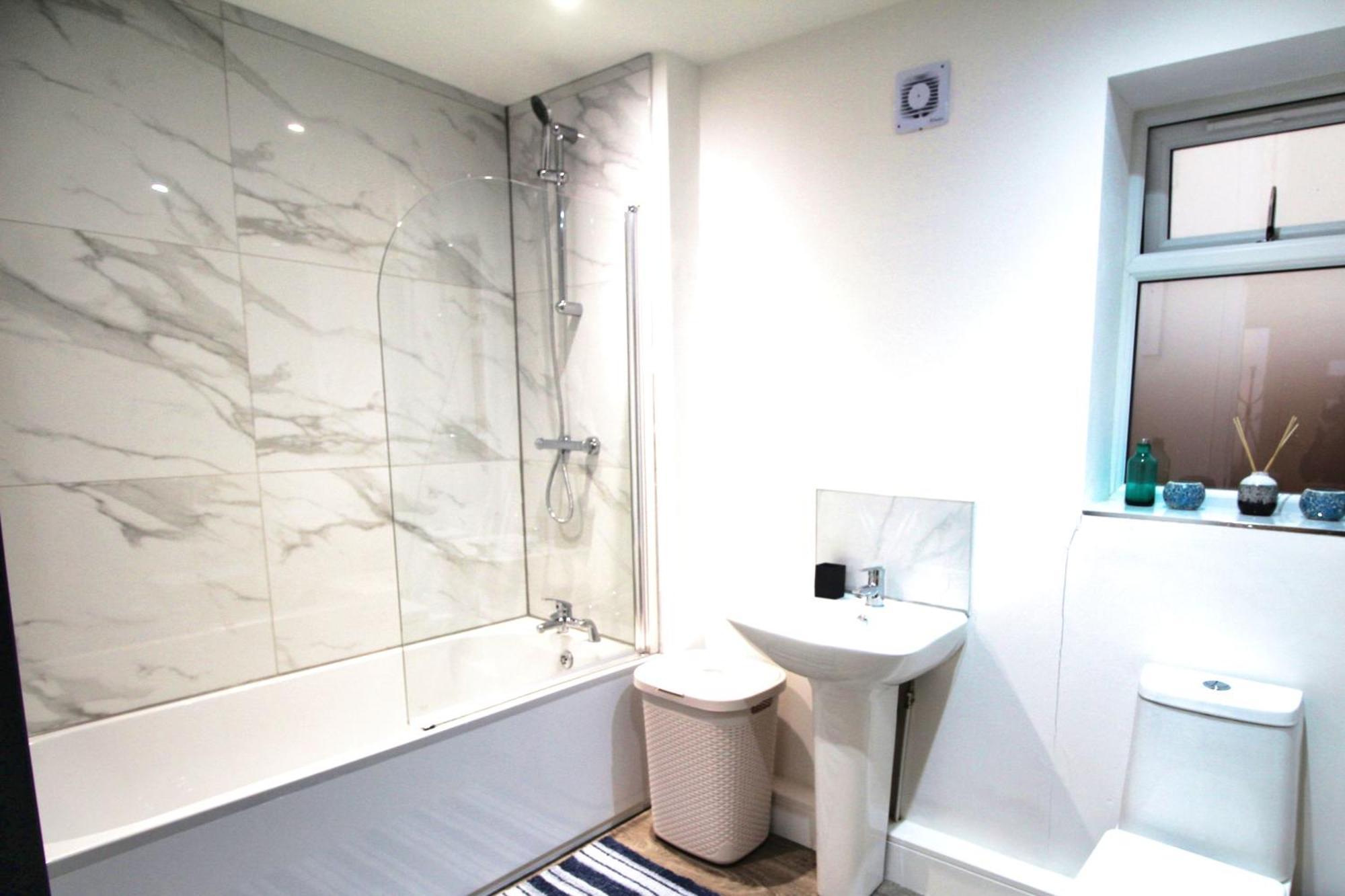 Rotherham - Rawmarsh - Great Customer Feedback - 2 Bed Bungalow - New Build - High End Furnishings - Wheel Chair Accessible - Large Enclosed Garden - Dog Friendly Eksteriør bilde