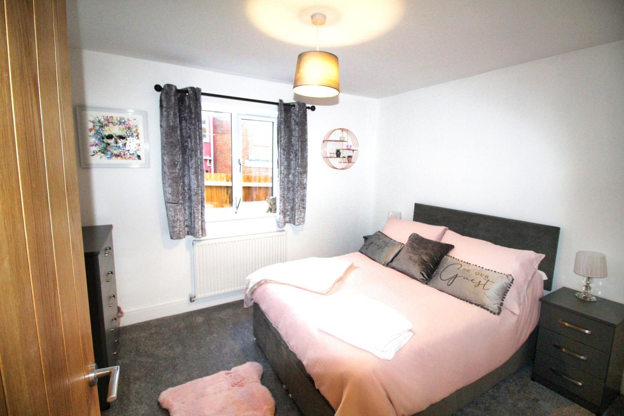 Rotherham - Rawmarsh - Great Customer Feedback - 2 Bed Bungalow - New Build - High End Furnishings - Wheel Chair Accessible - Large Enclosed Garden - Dog Friendly Eksteriør bilde