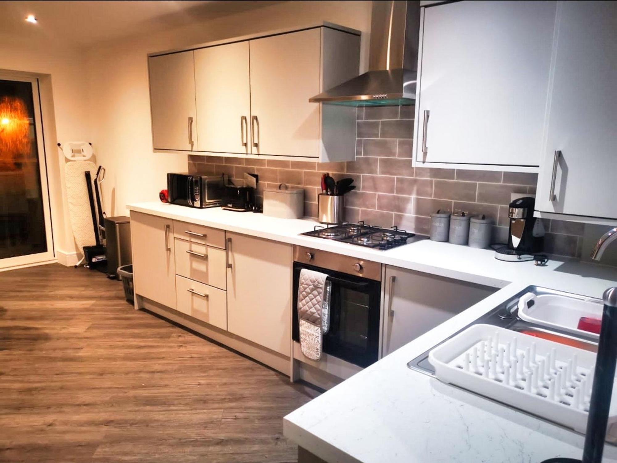 Rotherham - Rawmarsh - Great Customer Feedback - 2 Bed Bungalow - New Build - High End Furnishings - Wheel Chair Accessible - Large Enclosed Garden - Dog Friendly Eksteriør bilde